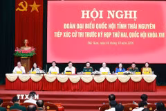 Đại tướng Phan Văn Giang cùng các thành viên trong Đoàn đại biểu Quốc hội tỉnh Thái Nguyên tiếp xúc cử tri trước Kỳ họp thứ Hai, Quốc hội khóa XVI. (Ảnh: Thu Hằng/TTXVN)