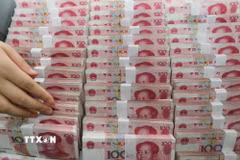 Đồng tiền mệnh giá 100 nhân dân tệ của Trung Quốc. (Ảnh: AFP/TTXVN)