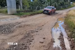 Nền đường tuyến liên xã Tà Đùng-Quảng Sơn (Lâm Đồng) bị sụt lún gây khó khăn cho các phương tiện lưu thông. (Ảnh: Nguyễn Huy Thành/TTXVN)