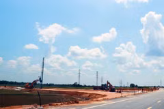 Hạ tầng giao thông được đầu tư nhằm mở rộng không gian phát triển. (Ảnh: Tường Vi/TTXVN)