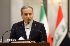 Ngoại trưởng Iran Seyed Abbas Araghchi trong cuộc họp báo tại thủ đô Baghdad, ngày 28/6/2026. (Ảnh: THX/TTXVN phát)