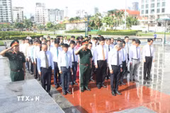Các đại biểu dành phút mặc niệm các anh hùng liệt sỹ tại Đài Hữu nghị Campuchia-Việt Nam ở thủ đô Phnom Penh. (Ảnh: Minh Hưng/TTXVN)