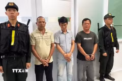 Các đối tượng tại cơ quan công an. (Ảnh: TTXVN phát)