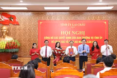 Phó Bí thư Thường trực Tỉnh ủy Nguyễn Tuấn Anh trao quyết định Chỉ định Ban Chấp hành Đảng bộ Hội đồng Nhân dân tỉnh khóa I, nhiệm kỳ 2025-2030, chỉ định Bí thư Tỉnh ủy Lê Minh Ngân làm Bí thư Đảng ủy Hội đồng Nhân dân tỉnh khóa I, nhiệm kỳ 2025-2030. (Ảnh: Quý Trung/TTXVN)