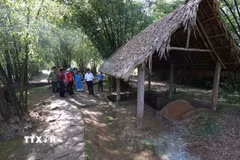 Du khách đến thăm quan khu Di tích lịch sử-kiến trúc nghệ thuật quốc gia đặc biệt “Địa đạo Vịnh Mốc và hệ thống làng hầm Vĩnh Linh”. (Ảnh: Vũ Sinh/TTXVN)