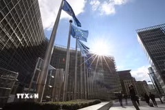 Cờ Liên minh châu Âu tại Brussels, Bỉ. (Ảnh: THX/TTXVN)