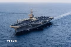 Tàu sân bay USS Abraham Lincoln lớp Nimitz của hải quân Mỹ di chuyển trên biển Arập. (Ảnh: Hải quân Mỹ/TTXVN)