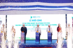 Nghi thức bấm nút khởi công dự án. (Ảnh: Lê Phước Ngọc/TTXVN)