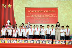 Phó Chủ tịch Quốc hội Nguyễn Thị Thanh cùng Phó Chủ tịch Ủy ban nhân dân tỉnh Lạng Sơn Trần Thanh Nhàn trao quà cho học sinh có hoàn cảnh khó khăn tại Lạng Sơn. (Ảnh: Văn Đạt/TTXVN)