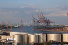 Bể chứa dầu tại cảng New York và New Jersey, Mỹ. (Ảnh: THX/TTXVN phát)