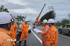 ​Lực lượng xung kích ngành điện Quảng Ninh khẩn trương đấu nối, xử lý dứt điểm các vị trí đứt dây, hư hỏng xà, sứ sau bão số 1. (Ảnh: Thanh Vân/TTXVN)