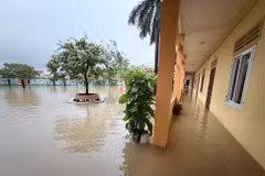 Phía trong phân hiệu Trường Tiểu học Hoàng Mai 1, nước đã ngập đến các hành lang. (Ảnh: Báo và Phát thanh, Truyền hình Nghệ An)