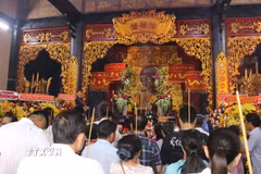Người dân và du khách dâng hương tưởng nhớ Anh hùng dân tộc Nguyễn Trung Trực tại Khu di tích lịch sử Vàm Nhựt Tảo. (Ảnh: Đức Hạnh/TTXVN)