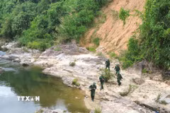 Bộ đội Biên phòng đi tuần tra trên địa bàn xã Đắc Pring, giữ vững chủ quyền biên giới Tổ quốc. (Ảnh: Quốc Dũng/TTXVN)
