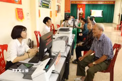 Điểm chuyển đổi số số 1 xã Gia Trấn, tỉnh Ninh Bình hỗ trợ nhân dân đến thực hiện các thủ tục hành chính. (Ảnh: Đức Phương/TTXVN)