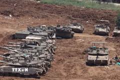 Xe quân sự Israel được triển khai gần khu vực biên giới với Liban, ngày 11/5/2026. (Ảnh: THX/TTXVN phát)