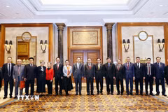 Chủ tịch Quốc hội Trần Thanh Mẫn với các nhân sỹ hữu nghị Trung Quốc. (Ảnh: Doãn Tấn/TTXVN)