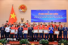 Lãnh đạo thành phố Hà Nội với vận động viên, huấn luyện viên đạt thành tích xuất sắc tại Đại hội Thể thao châu Á lần thứ 20 (ASIAD 20) năm 2026. (Ảnh: Lê Đông/TTXVN)