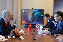 Bộ trưởng Công Thương Lê Mạnh Hùng (ngoài cùng bên phải) đang hội đàm với Bộ trưởng Năng lượng và Tài nguyên Canada Tim Hodgson. (Ảnh: TTXVN phát)