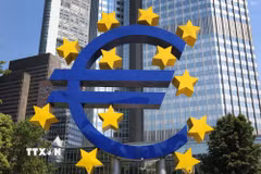Biểu tượng đồng euro ở phía trước trụ sở Ngân hàng trung ương châu Âu (ECB) tại Frankfurt am Main, Đức. (Ảnh: AFP/TTXVN)