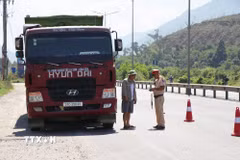 Lực lượng Cảnh sát giao thông thành phố Huế tăng cường kiểm tra phương tiện chở hàng quá khổ, quá tải trên Quốc lộ 1A. (Ảnh: Mai Trang/TTXVN)
