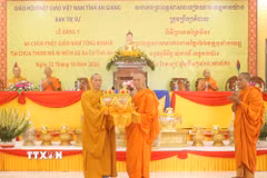 Hòa thượng Thích Thiện Thống (trái), Phó Chủ tịch Hội đồng Trị sự Giáo hội Phật giáo Việt Nam, Trưởng Ban Trị sự Giáo hội Phật giáo Việt Nam tỉnh An Giang, trao y cà sa cho Trưởng lão Hòa thượng Chau Ty, Phó Pháp chủ Hội đồng Chứng minh Giáo hội Phật giáo Việt Nam, Chứng minh Ban Trị sự Giáo hội Phật giáo Việt Nam tỉnh An Giang, trụ trì chùa Soài So Tôm Nóp, tại xã Tri Tôn. (Ảnh: Công Mạo/TTXVN)