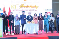 Đại sứ Trịnh Minh Mạnh và Bộ trưởng Kiren Rijiju chụp ảnh lưu niệm cùng Đại sứ các nước ASEAN, thể hiện tình đoàn kết giữa ASEAN và Ấn Độ. (Ảnh: Vũ Hà/TTXVN)