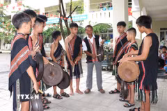 Nghệ nhân Ưu tú Đinh Thanh Sơn truyền dạy cách đánh chiêng cho các học sinh là thành viên câu lạc bộ văn hóa dân gian Trường Phổ thông dân tộc bán trú Tiểu học và Trung học cơ sở Đinh Thanh Kháng. (Ảnh: Đinh Hương/TTXVN)