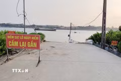 Cảnh báo nguy hiểm được xã Mễ Sở đặt ngay khu vực sạt lở. (Ảnh Mạnh Khánh/TTXVN)