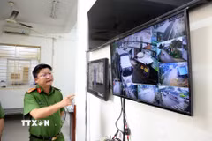 Cán bộ Công an xã Tân Vĩnh Lộc, Thành phố Hồ Chí Minh, theo dõi hình ảnh từ hệ thống camera an ninh trật tự. (Ảnh: Hồng Đạt/TTXVN)