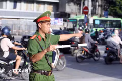 Lực lượng công an phường làm nhiệm vụ điều tiết, phân luồng giao thông. (Ảnh minh họa: Phạm Kiên/TTXVN)