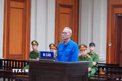 Bị cáo Dương Văn Toàn nghe Tòa án nhân dân thành phố Quảng Ninh tuyên phạt 19 năm tù về tội “Lừa đảo chiếm đoạt tài sản” sau 17 năm lẩn trốn lệnh truy nã. (Ảnh: Thanh Vân/TTXVN)