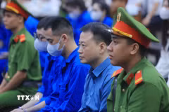 Bị cáo Nguyễn Hòa Bình (tức "Shark" Bình) tại phiên xét xử sáng 27/10. (Ảnh: Phạm Kiên/TTXVN)