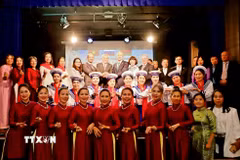 Chị em hội phụ nữ Việt Nam tại Hội phụ nữ Việt Nam tại Hungary chụp ảnh lưu niệm cùng các đại biểu. (Ảnh: TTXVN phát)