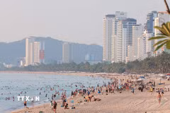 Bãi biển Nha Trang trải dài hút tầm mắt với nước biển xanh trong là nơi thu hút nhiều du khách đến nghỉ dưỡng, vui chơi. (Ảnh: Hoàng Hiếu/TTXVN)