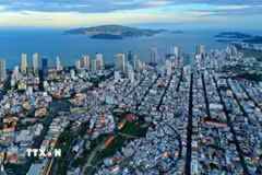 Nha Trang được ví với "Hòn ngọc Viễn Đông", có mặt trong danh sách những vịnh đẹp nhất trên thế giới, trở thành điểm du lịch hấp dẫn đối với du khách trong và ngoài nước khi đến Khánh Hòa. (Ảnh: Ngọc Hà/TTXVN)