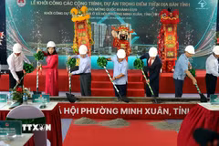 Các đại biểu thực hiện nghi thức động thổ dự án Khu nhà ở xã hội phường Minh Xuân, tỉnh Tuyên Quang. (Ảnh: Quang Cường/TTXVN)