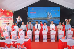 Lãnh đạo Tỉnh ủy, Ủy ban Nhân dân tỉnh Cà Mau và lãnh đạo, nguyên lãnh đạo Trung ương cùng nhấn nút khởi công dự án. (Ảnh: Chanh Đa/TTXVN)