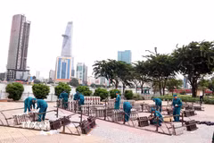 Khẩn trương hoàn tất khâu kỹ thuật cho đêm bắn pháo hoa nghệ thuật chào mừng Quốc khánh. (Ảnh: Xuân Khu/TTXVN)