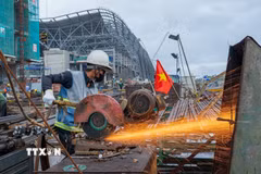 Thi công các công trình trên đại công trường Phú Quốc (An Giang) phục vụ Hội nghị Cấp cao APEC 2027. (Ảnh: TTXVN phát)