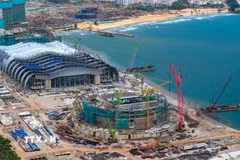 Thi công trên công trình Trung tâm Hội nghị phục vụ Hội nghị Cấp cao APEC 2027. (Ảnh: TTXVN phát)