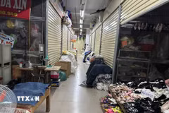Chợ Vĩnh Yên đìu hiu, sạp sang nhượng hàng loạt đã kéo dài từ nhiều năm nay. (Ảnh: Nguyễn Thảo/TTXVN)