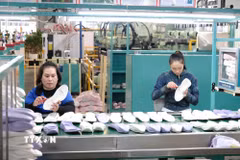 Công nhân Công ty Trách nhiệm hữu hạn TKG Tae Kwang Cần Thơ trong giờ làm việc. (Ảnh: Thanh Liêm/TTXVN)
