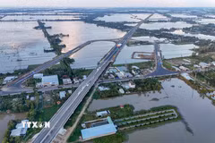 Cao tốc Cần Thơ-Cà Mau đoạn qua xã Vị Thủy, thành phố Cần Thơ. (Ảnh: Thanh Liêm/TTXVN)