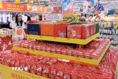 Khu bày bán sản phẩm bánh Trung Thu tại siêu thị. (Ảnh: Trần Việt/TTXVN)