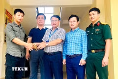 Cá thể rùa núi vàng (Indotestudo elongata), trọng lượng khoảng 0,9kg được người dân bàn giao cho lực lượng chức năng chăm sóc, cứu hộ. (Ảnh: TTXVN phát)
