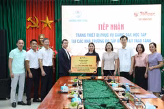 Phó tổng giám đốc Tập đoàn T&T Group Nguyễn Mạnh Hùng trao tặng 25 tivi 65 inch cho Trường Trung học cơ sở Tùng Thiện, Hà Nội. (Ảnh: T&T Group)