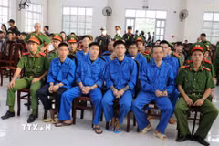 Các bị cáo tại phiên tòa. (Ảnh: Hữu Chí/TTXVN)