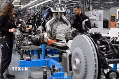 Công nhân làm việc trên dây chuyền lắp ráp ôtô tại nhà máy Mercedes-Benz ở Sindelfingen, Tây Nam Đức. (Ảnh: AFP/TTXVN)