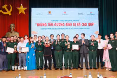 Đại tướng Nguyễn Trọng Nghĩa, Ủy viên Bộ Chính trị, Bí thư Trung ương Đảng, Chủ nhiệm Tổng cục Chính trị Quân đội Nhân dân Việt Nam và các tác giả đoạt giải. (Ảnh: Trọng Đức/TTXVN)